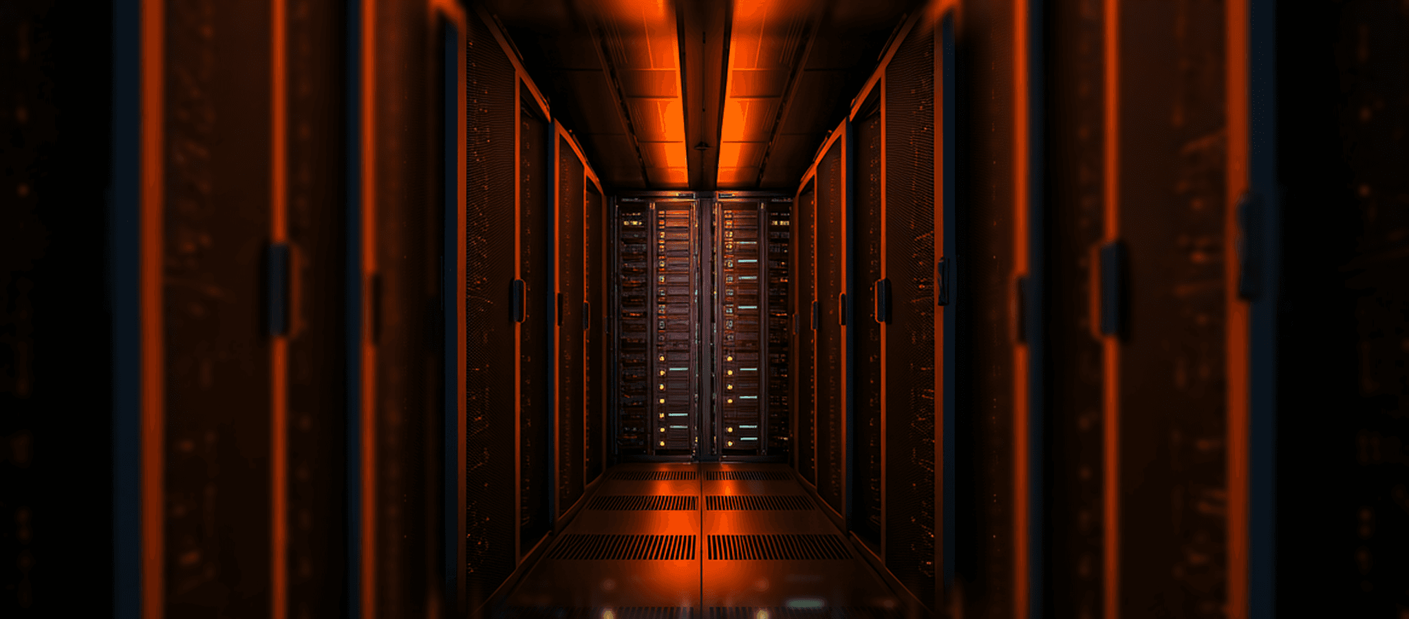 Hightech-Serverraum mit neonoranger Beleuchtung
